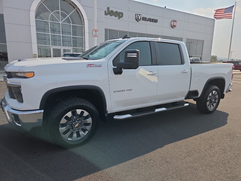 2025 Chevrolet Silverado 2500 HD photo 2