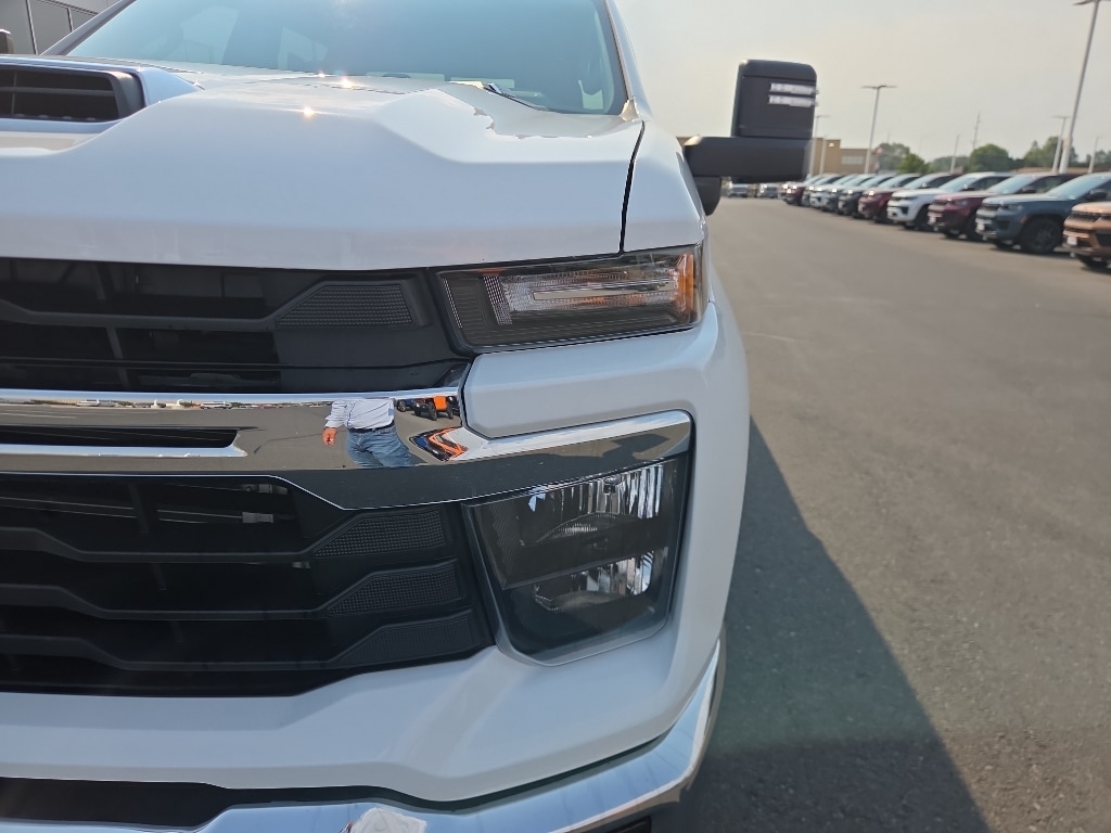 2025 Chevrolet Silverado 2500 HD photo 3