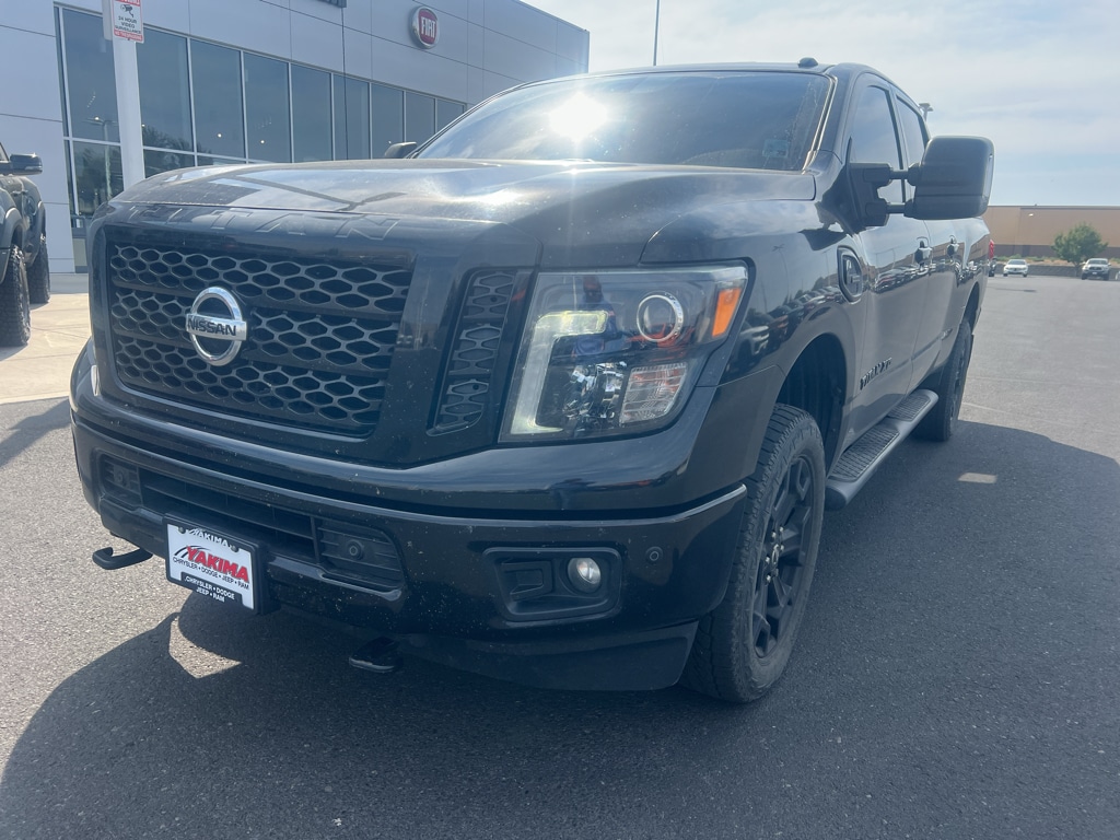 2018 Nissan Titan XD photo 2