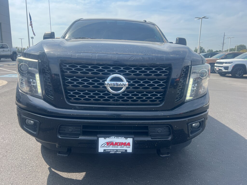 2018 Nissan Titan XD photo 3